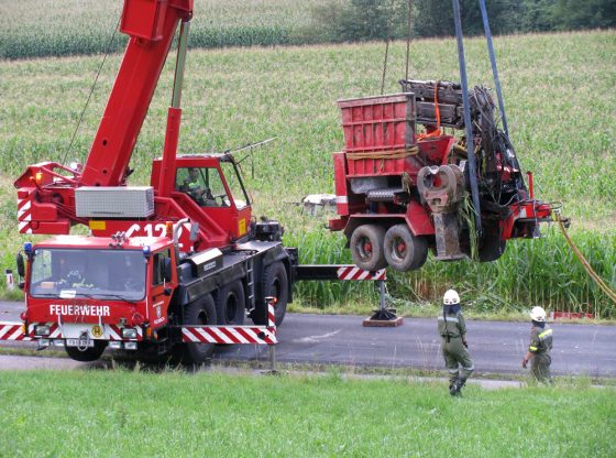 Bergung des Anhängers mittels 40To Kran